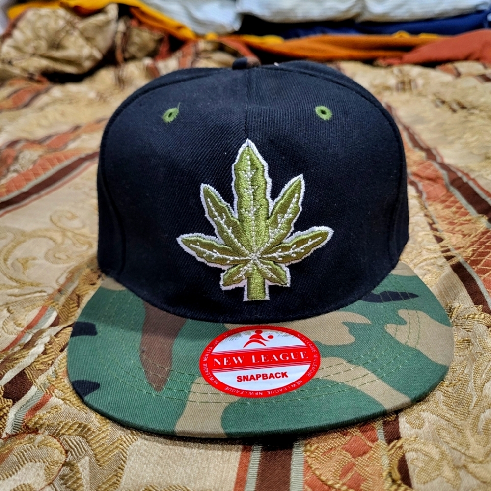 Black & camouflage New League 420 snapback (with logo & more under cap)